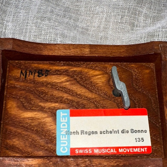 Vintage CUENDET Swiss Music Box 1985 Hand Carved Wood & Hand Painted Floral EUC - Picture 9 of 17